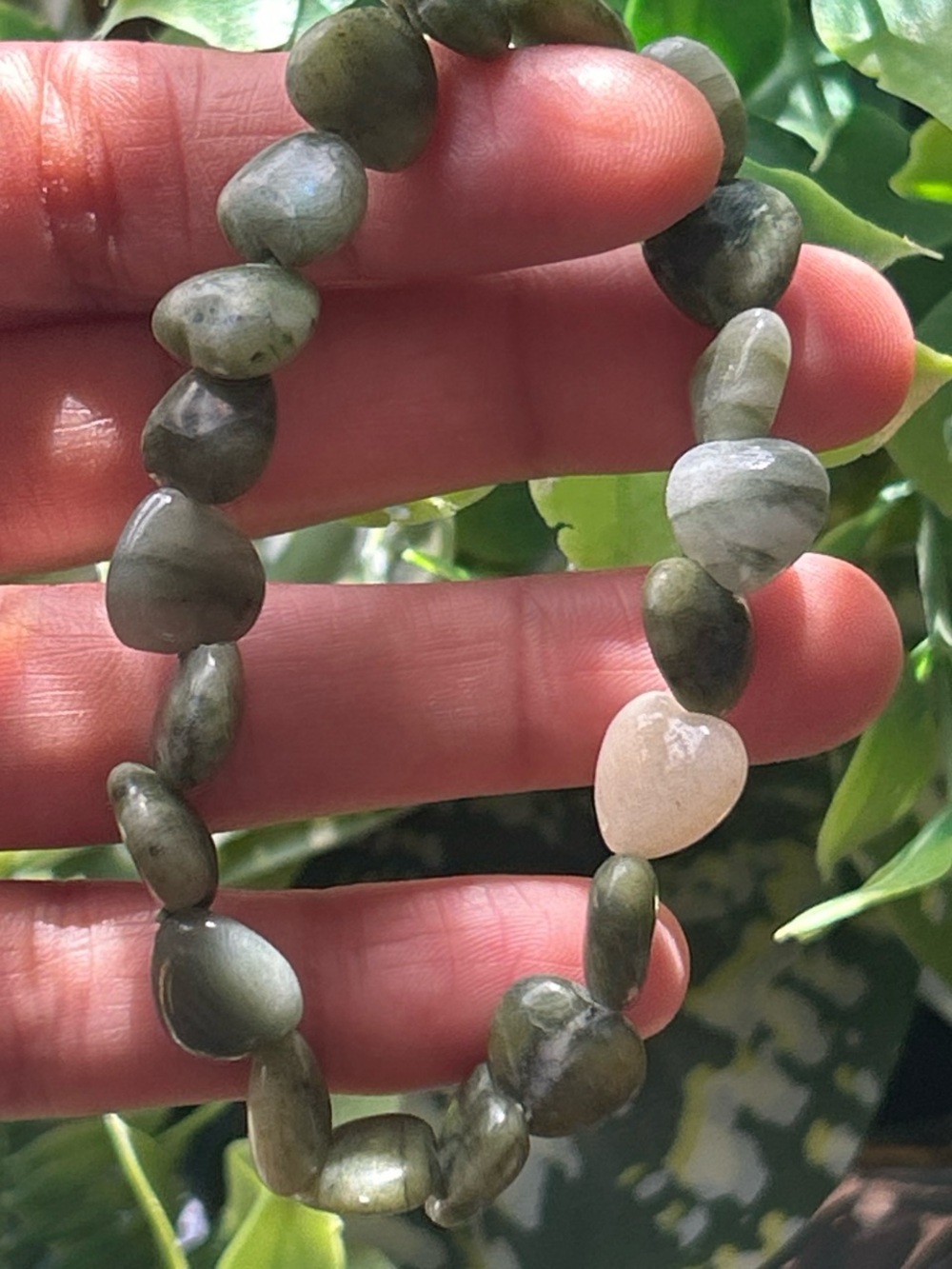 Green nephrite jade heart stretchy bracelet - Picture 6 of 6